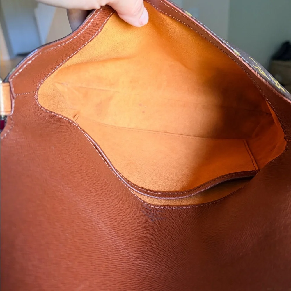 Louis Vuitton musette tango short. Monogram - Picture 9 of 16